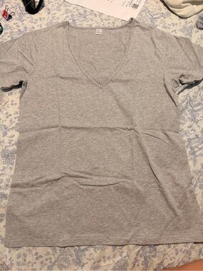 Classic V-Neck Heather Gray & Olive Tee Large 2pk bundle